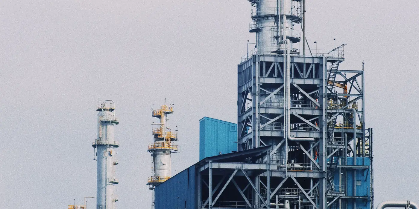 Petrochemical refinery with distillation columns